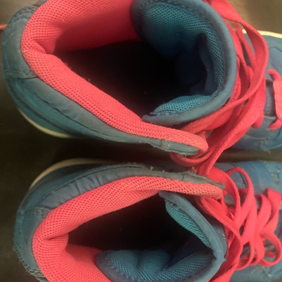 Girls Teal & Pink Jordan’s 5.5 - Picture 4 of 4